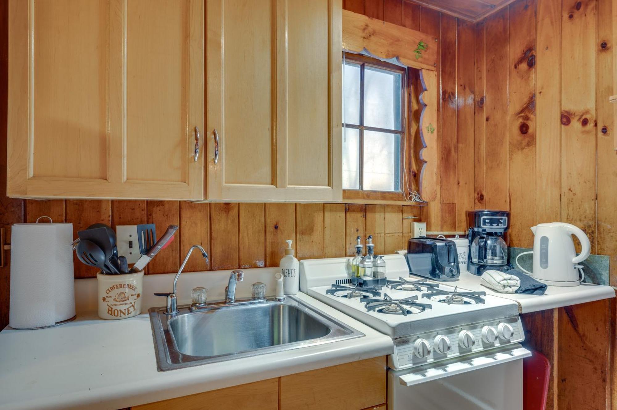 Apartmán Cozy Laconia Studio With Pool Access - 2 Mi To Lake! Exteriér fotografie
